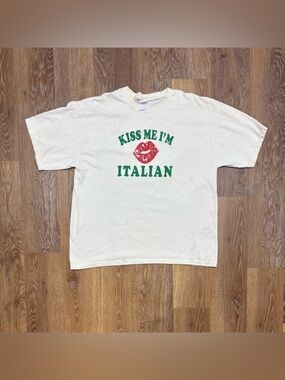 Gildan Cream Tee with Red Lips & Green 'Kiss Me I'm Italian' Graphic